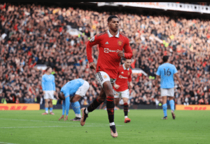 Manchester United Edges Manchester City 2-1 Rashford Clinches Victory Amid Controversial Equalizer.